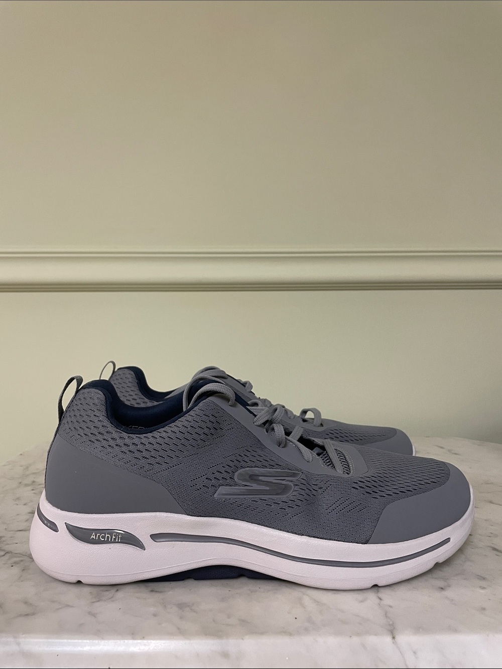 NEW Skechers GO WALK Men's Gray and White Arch Fit Sneakers - Size 13 Extra Wide
